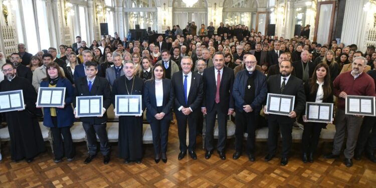 El Gobierno promulgó la ley que declara a septiembre como el Mes de la Biblia