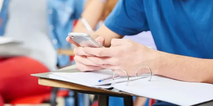 CABA prohíbe el uso de celulares en las escuelas para fortalecer el aprendizaje y la convivencia
