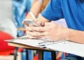 Una escuela de Yerba Buena prohibirá el uso del celular en el aula
