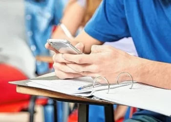 Una escuela de Yerba Buena prohibirá el uso del celular en el aula