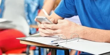 Una escuela de Yerba Buena prohibirá el uso del celular en el aula