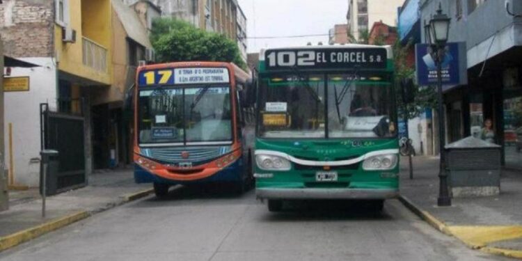 Empresarios de colectivos piden un boleto de más de $ 1000 y amenazan con parar en Tucumán
