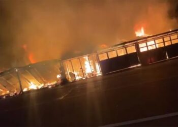 Un incendio arrasó con los puestos comerciales del Monumento al Indio