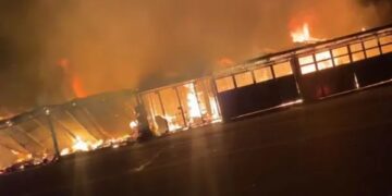Un incendio arrasó con los puestos comerciales del Monumento al Indio