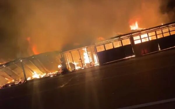 Un incendio arrasó con los puestos comerciales del Monumento al Indio