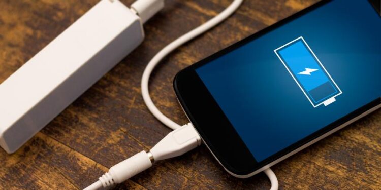 Evita cometer estos errores al cargar tu celular