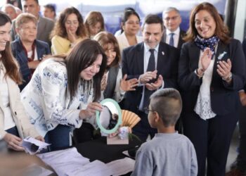 La Ministra Sandra Pettovello entregó anteojos a estudiantes de La Florida