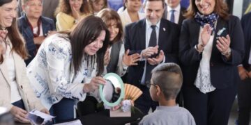La Ministra Sandra Pettovello entregó anteojos a estudiantes de La Florida