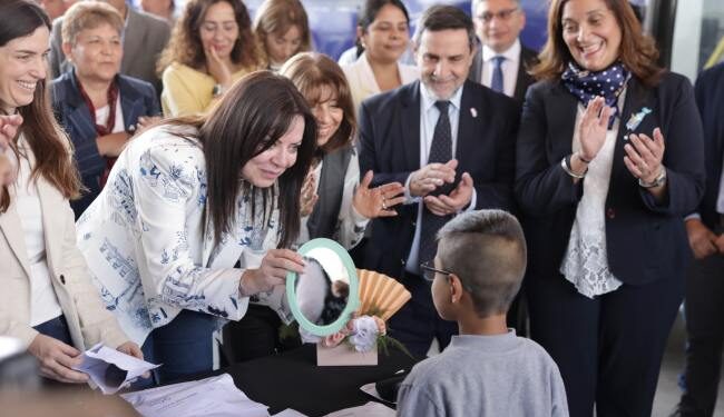 La Ministra Sandra Pettovello entregó anteojos a estudiantes de La Florida
