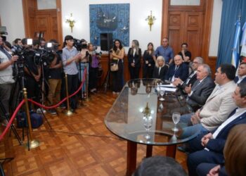 El Gobierno de Tucumán anuncia la compra de nuevos colectivos para líneas metropolitanas y rurales