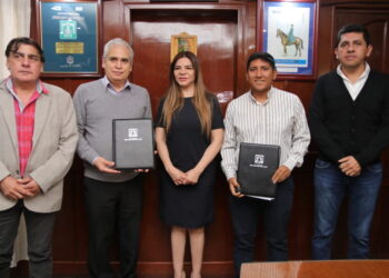 Firma de convenio entre el Municipio de Banda del Río Salí y ATEP para capacitación docente gratuita