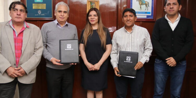Firma de convenio entre el Municipio de Banda del Río Salí y ATEP para capacitación docente gratuita