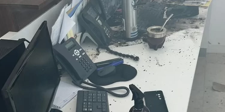 Al presidente de la Sociedad Rural le mandaron dos cartas bomba y una llegó a estallar