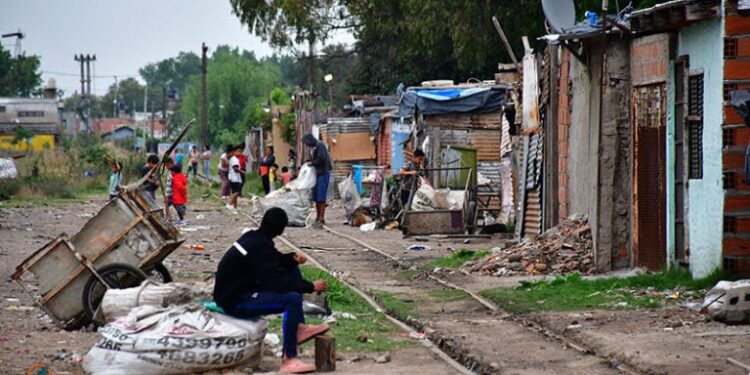La pobreza alcanzó el 52,9% en Argentina, afectando a 24,9 millones de personas