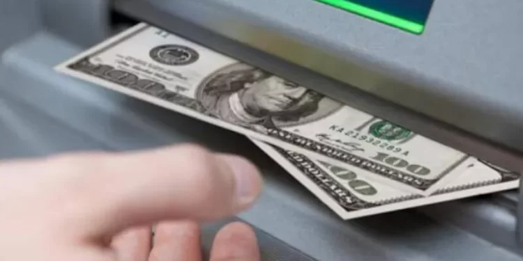 El Gobierno trabaja para lanzar tarjetas de débito en dólares