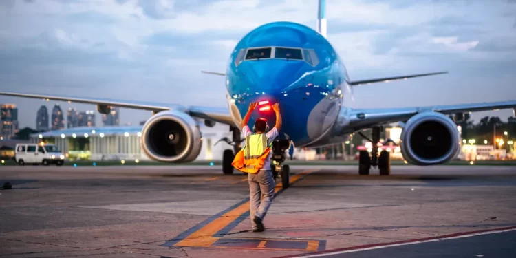 Por el paro de aeronáuticos hay 37.000 pasajeros afectados y 319 vuelos cancelados