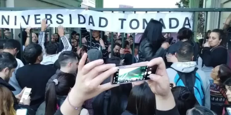 El Gobierno advirtió que «es un delito» tomar universidades y pidió que la Justicia intervenga para desalojar