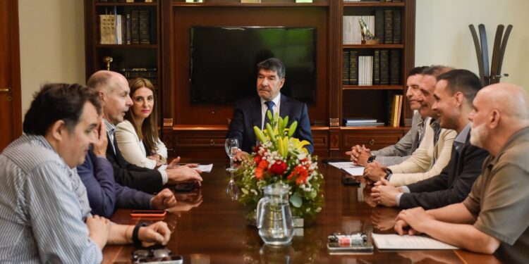 Acevedo recibió a representantes de la industria del entretenimiento de Tucumán