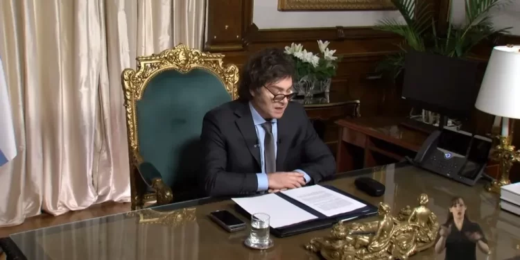 Milei considera traspasar universidades a las provincias tras el veto al financiamiento