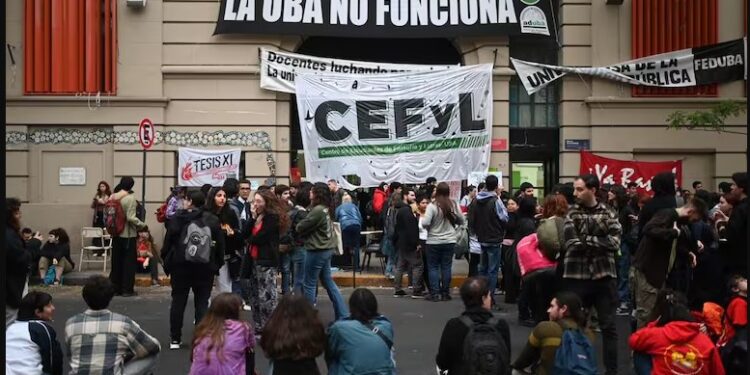 Tomaron las facultades de Psicología y Filosofía y Letras de la UBA en protesta contra el veto de la ley de financiamiento universitario