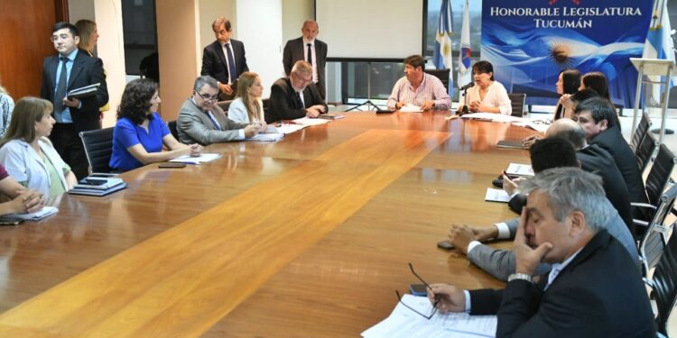 Legisladores y miembros del Ministerio de Educación debatieron sobre ludopatía