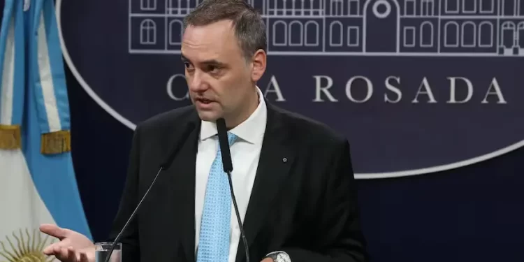 El Gobierno anunció que se les cobrará la educación universitaria y la salud a los extranjeros