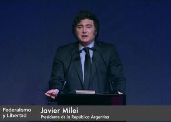 Milei disertó en Tucumán y agradeció a Jaldo por acompañar su gestión