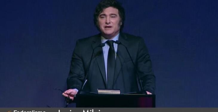 Milei disertó en Tucumán y agradeció a Jaldo por acompañar su gestión