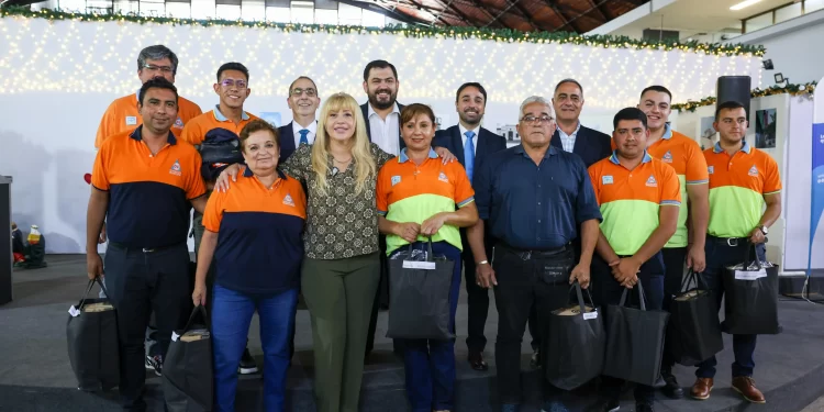 La intendenta Chahla entregó nuevos uniformes y certificados de capacitación a agentes de Defensa Civil