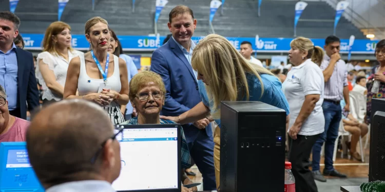 La intendenta Chahla lanzó el operativo de entrega de la tarjeta SUBE a vecinos con atributos sociales