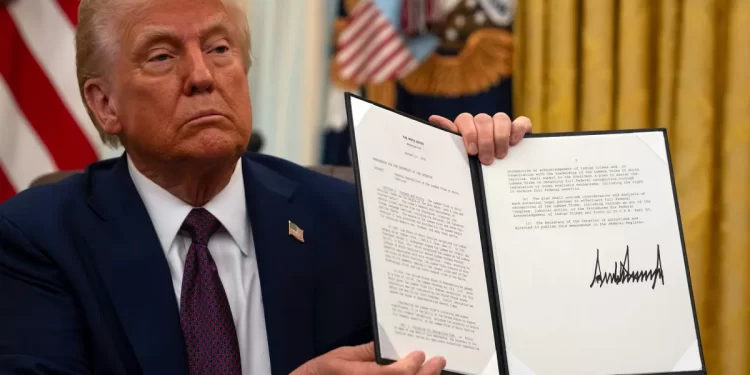 Trump prohíbe los procedimientos de cambio de género para menores en EE.UU.