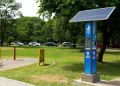 Instalan tótems solares en plazas y parques de San Miguel de Tucumán
