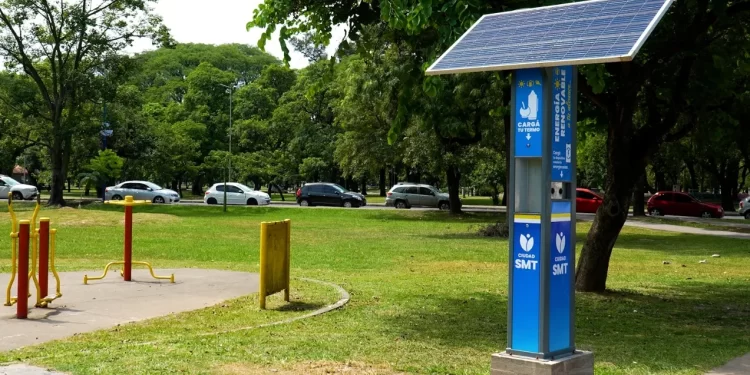 Instalan tótems solares en plazas y parques de San Miguel de Tucumán