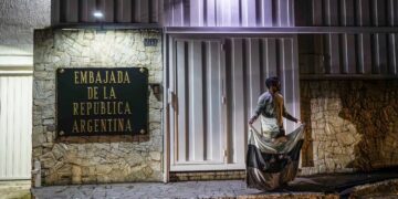 La oposición Venezolana exige el fin del asedio policial a la embajada Argentina en Caracas