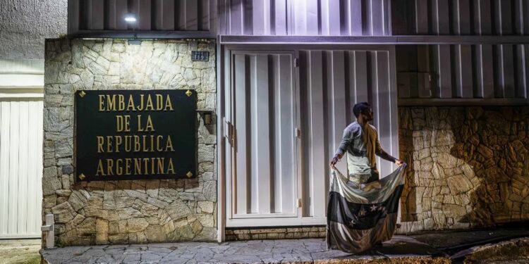 La oposición Venezolana exige el fin del asedio policial a la embajada Argentina en Caracas