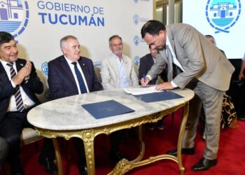 El Gobernador firmó un convenio para la extensión universitaria de la carrera de Abogacía en Tucumán