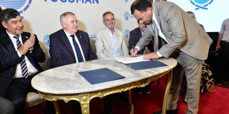 El Gobernador firmó un convenio para la extensión universitaria de la carrera de Abogacía en Tucumán