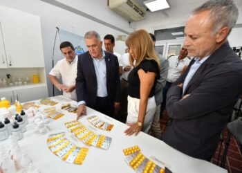 Inauguraron un laboratorio de producción de medicamentos en la Farmacia Oficial