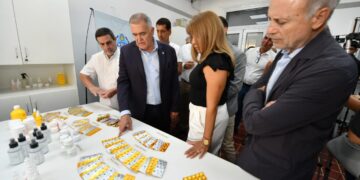 Inauguraron un laboratorio de producción de medicamentos en la Farmacia Oficial