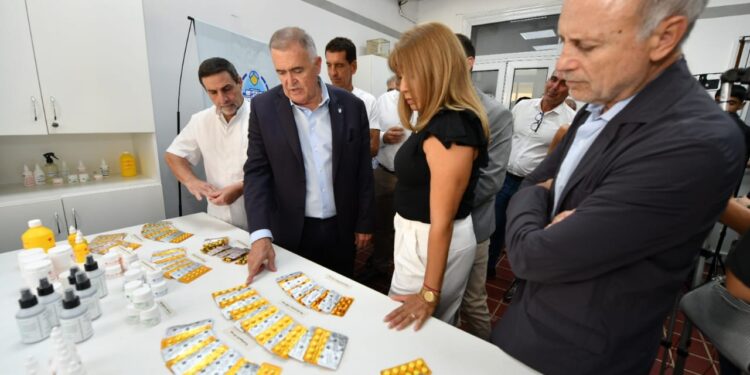 Inauguraron un laboratorio de producción de medicamentos en la Farmacia Oficial