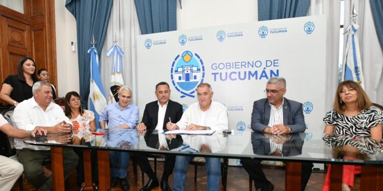 Gobierno y gremios docentes firmaron acuerdo salarial: Las clases inician el 5 de marzo