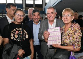 Jaldo supervisó la entrega del Boleto Gratuito para Jubilados en el Complejo Belgrano