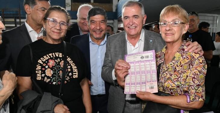 Jaldo supervisó la entrega del Boleto Gratuito para Jubilados en el Complejo Belgrano