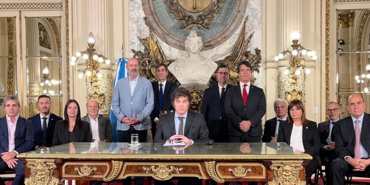 Milei prepara un nuevo DNU para eliminar o fusionar más de 50 organismos estatales
