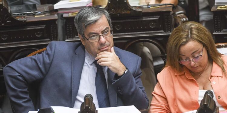 Unión por la Patria busca quitarle las facultades delegadas Milei tras la polémica por las criptomonedas
