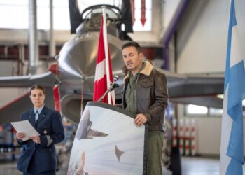 El Gobierno presenta el armamento de los F-16 y anuncia la llegada de más aviones