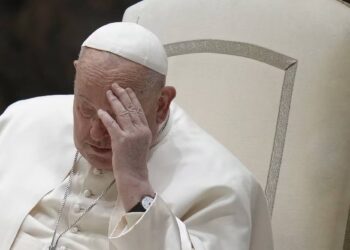 El papa Francisco sufrió una crisis respiratoria y su estado sigue siendo reservado