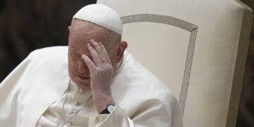 El papa Francisco sufrió una crisis respiratoria y su estado sigue siendo reservado