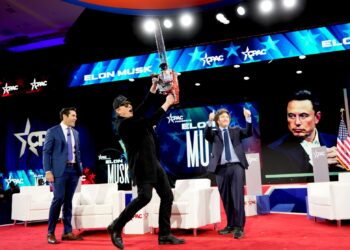 Javier Milei se reunió con Elon Musk y le regalo una motosierra
