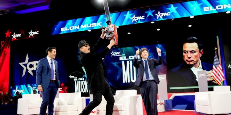 Javier Milei se reunió con Elon Musk y le regalo una motosierra